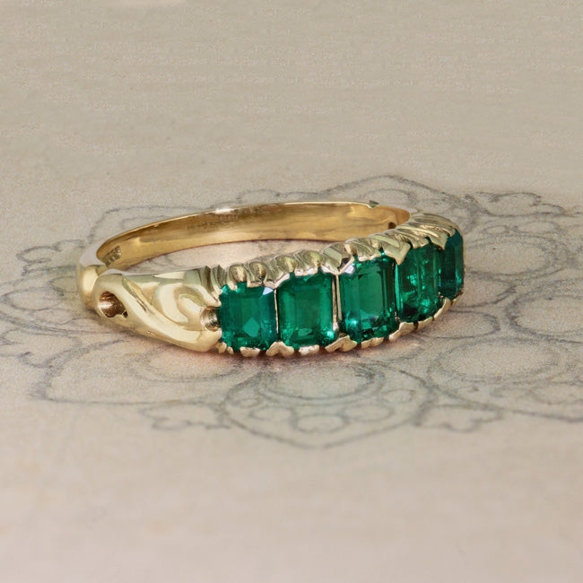 Emerald ring in 18ct yellow gold