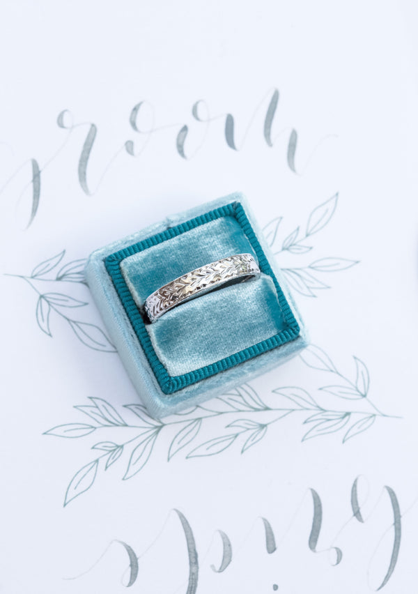 Men's Laurel Pattern Engraved Wedding Ring