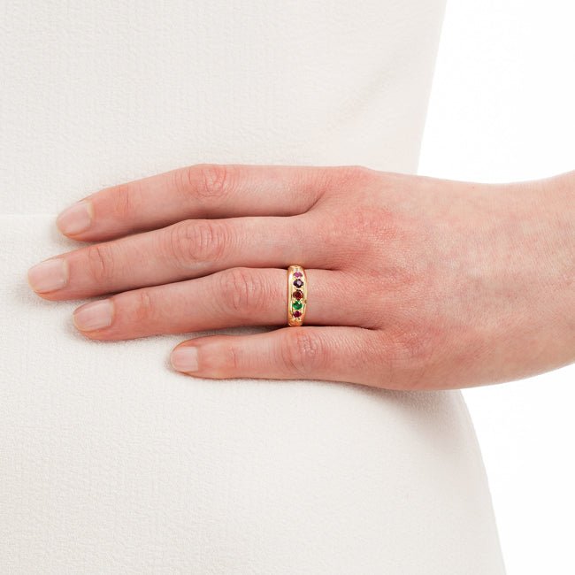 Regard ring in yellow gold