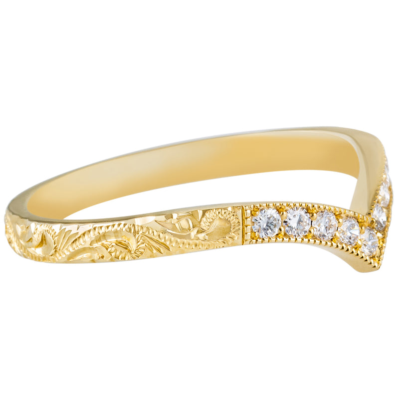 Engraved diamond v-shaped wedding band in yellow gold with paisley pattern