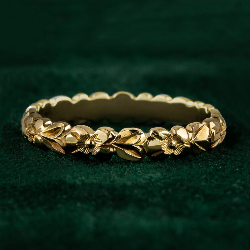 Floral engraved wedding band in yellow gold