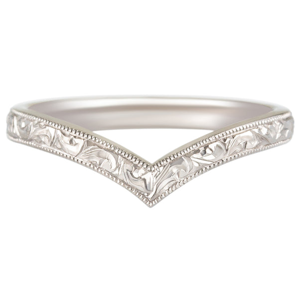 V-shape wedding ring in white gold and engraved