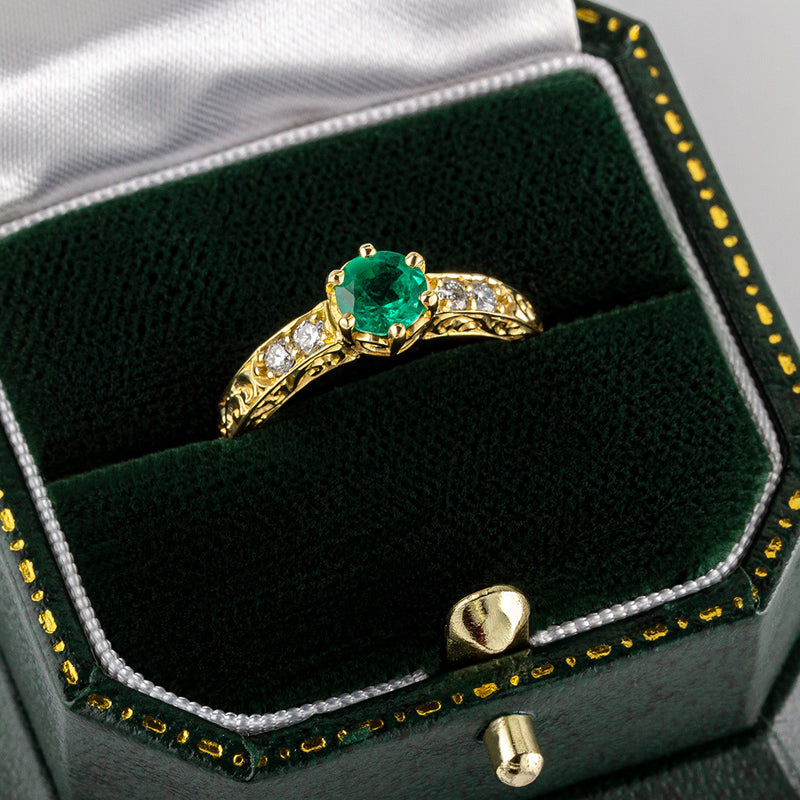 Patterned emerald ring in yellow gold in box