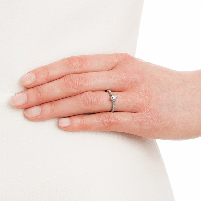 Diamond ring on hand - Model 3815