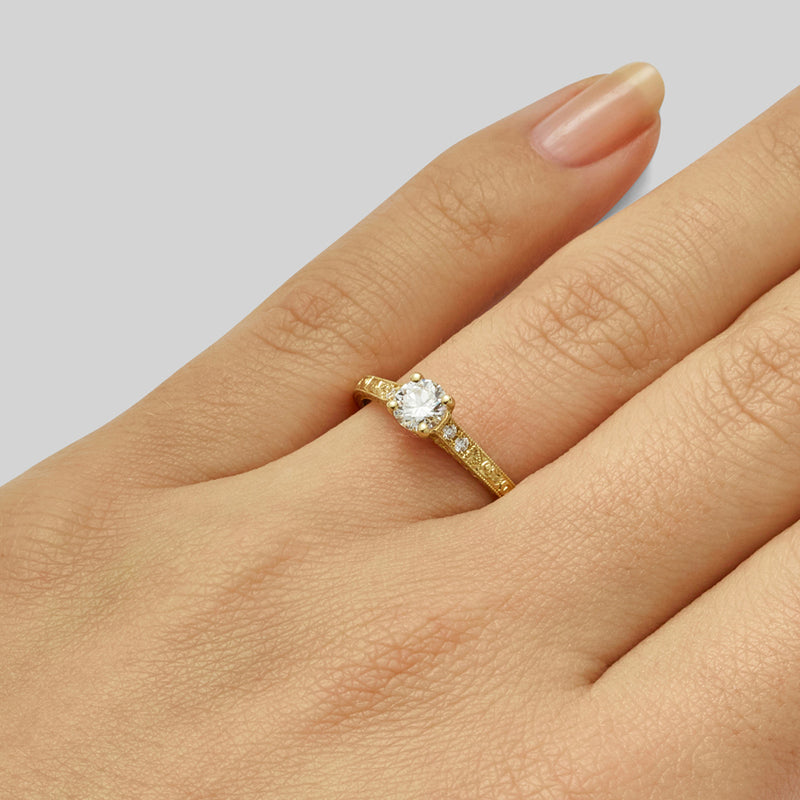 Engraved diamond ring round brilliant cut in yellow gold