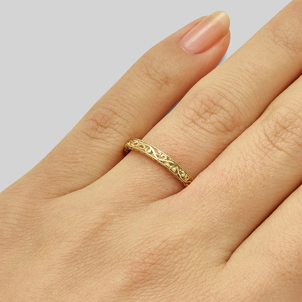 Engraved wedding band in yellow gold