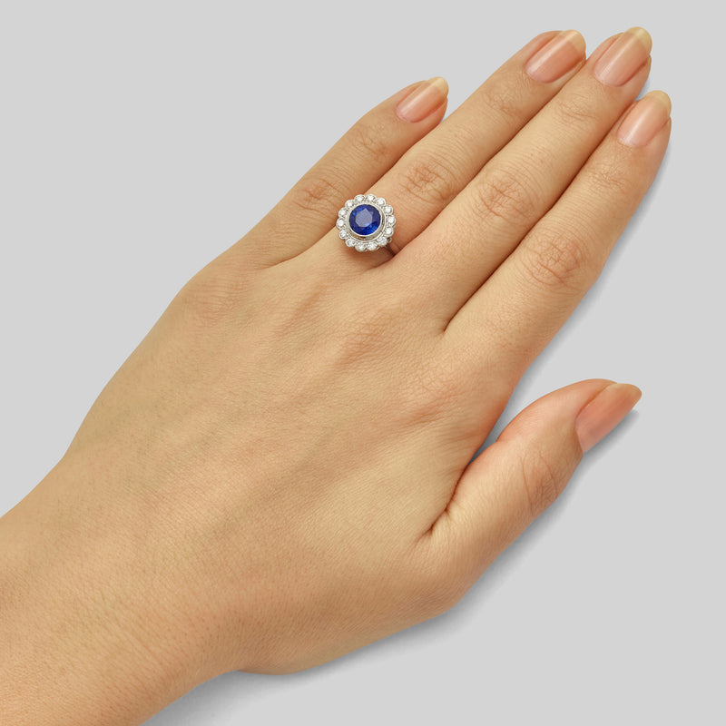 Vintage cluster ring sapphire with 14 diamonds set in platinum