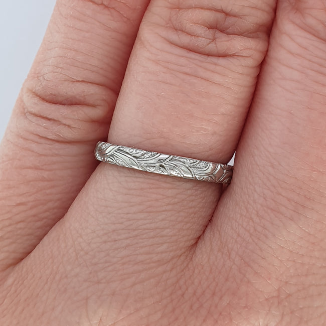 Engraved wedding ring with leaf pattern